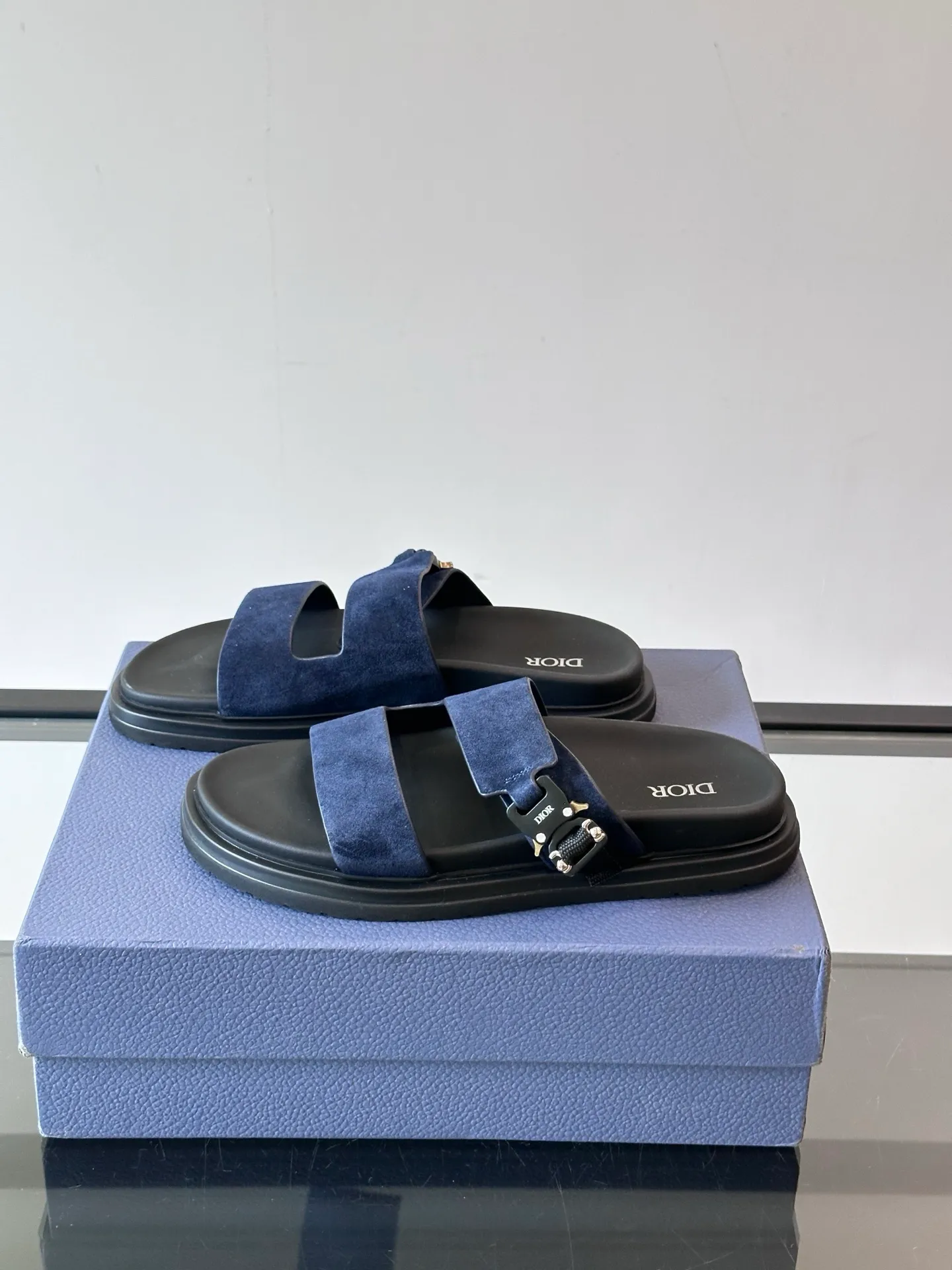 Factory price: 300💰Dior Aqua men's sandals and slippers. Showcasing Dior haute couture design. The Dior gray suede strap is accented with an aluminum Dior buckle for added style. Paired with a comfortable tonal notch sole, they pair easily with shorts or jeans for a sophisticated look. Main body: suede cow leather, technical fabric lining: cow leather, with adjustable straps, aluminum Dior buckle, Dior gray EVA insole, tonal notch rubber outsole splicing structure👌👌 size: 38-44 (45.46 customized)